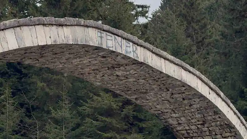 Rize’de tarihi kemer köprüye sprey boya ile zarar verildi