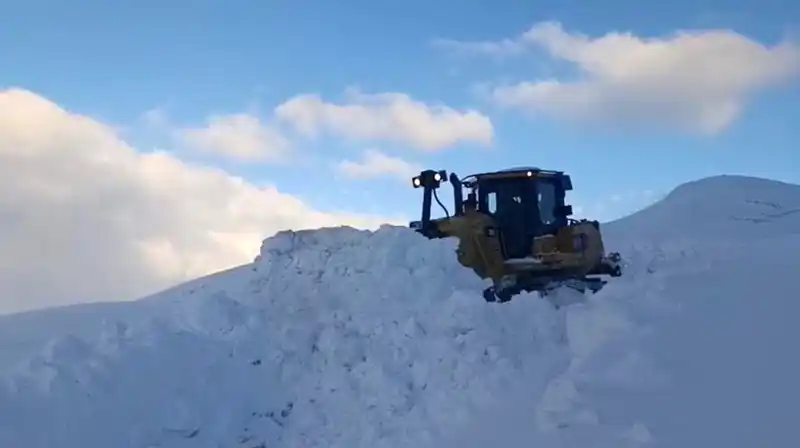 Şırnak’ta kar esareti devam ediyor, ekipler eksi 20 derecede çalışıyor