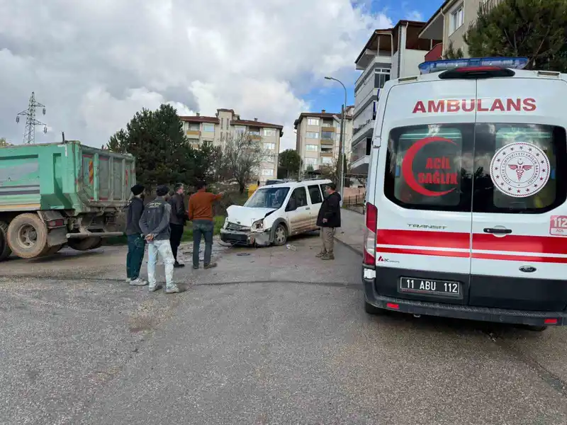 Bilecik’te kamyon ile hafif ticari araç çarpıştı; 4 yaralı