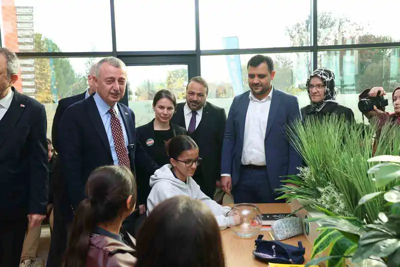 Başkan Büyükakın: "Kütüphanelerde gençlerimizi geleceğe hazırlıyoruz"