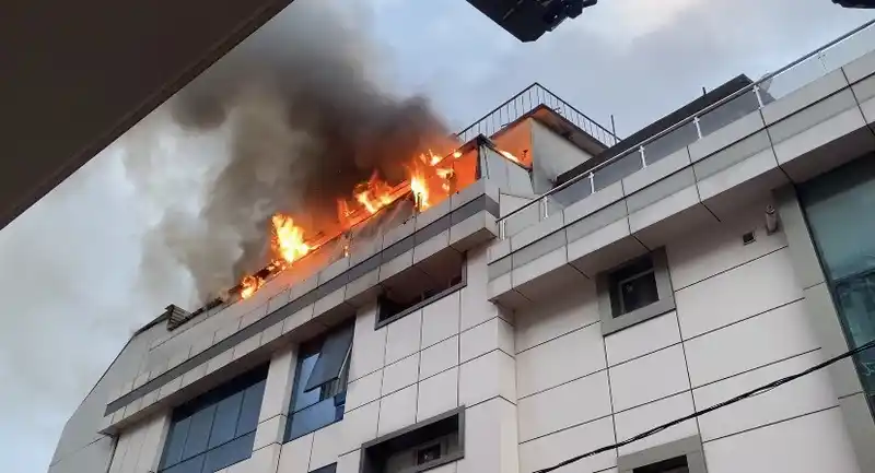 Ataşehir’de otel yangını: Çatı katı alevlere teslim oldu