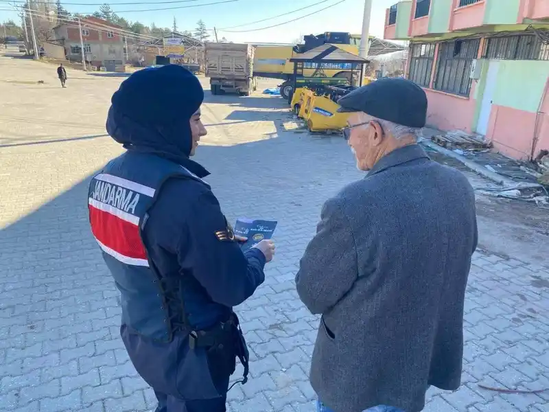 Jandarma kadına şiddetle mücadelede bilgilendirme faaliyetlerini sürdürüyor