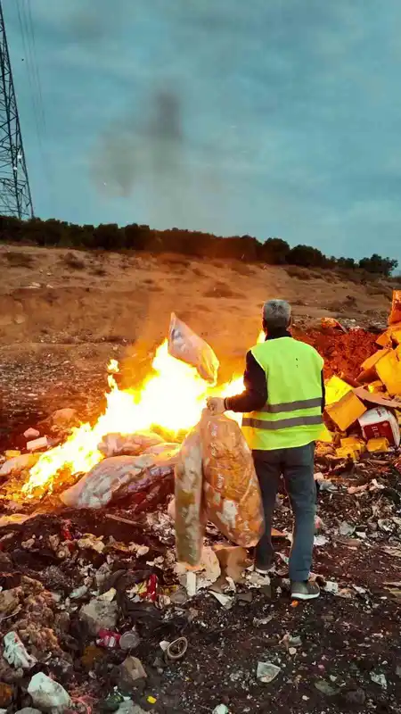 Tarihi geçmiş ürünlerle çocukları zehirleyeceklerdi: 2 ton cips, şekerleme ve çikolata imha edildi