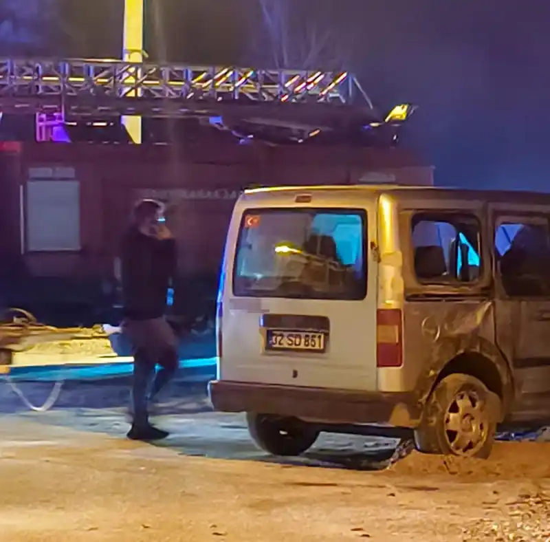 Isparta’da kontrolden çıkan hafif ticari araç devrildi: 2 yaralı