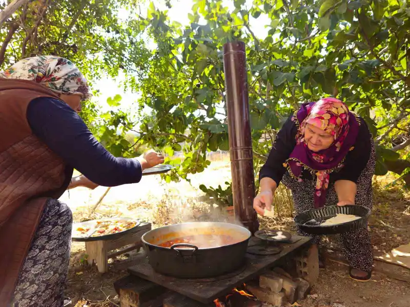 Tarhana kokusu sokağı doldurdu