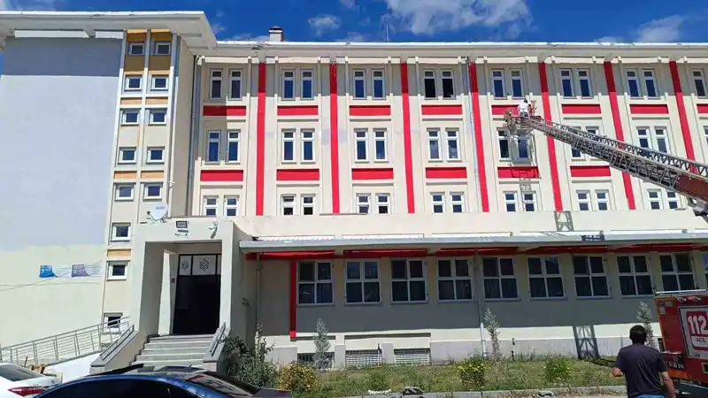 Çiftlik Anadolu İmam Hatip Lisesi’nde örnek davranış: Okul Müdür Yardımcısı binayı kendi boyadı
