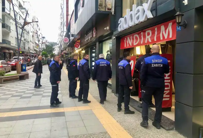 Sinop’ta zabıta ekiplerinden kaldırım işgali denetimi
