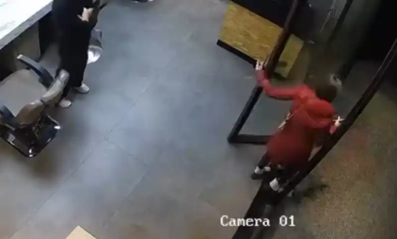 Esenyurt’ta kuaförde işlem yaptıran kadın ’kartımı arabada unuttum’ bahanesiyle kaçtı