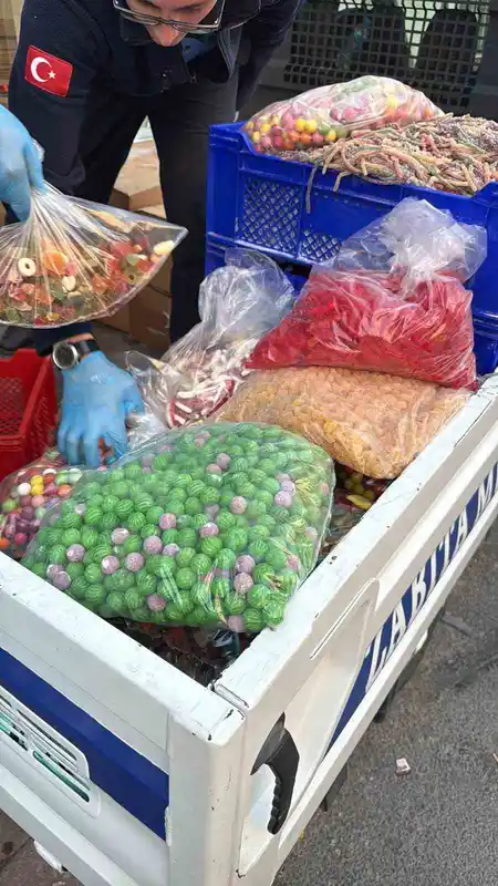 Esenyurt’ta kaçak şekerleme atölyesine baskın: 9 ton 400 kilo ürün imha edildi