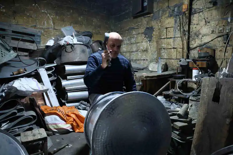 Kahramanmaraş’ta bakır ustalarının çekiç sesleri asırlık çarşıda hâlâ yankılanıyor