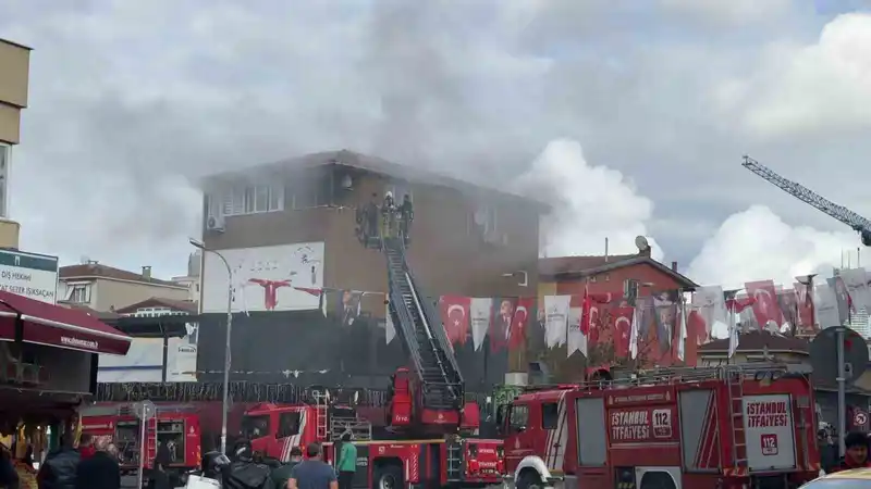 Ataşehir’de korkutan yangın: Mahsur kalan iki kişi kurtarıldı