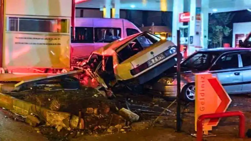 Park halindeki araçlara çarpan otomobil hurdaya döndü: 1 ölü, 1 ağır yaralı