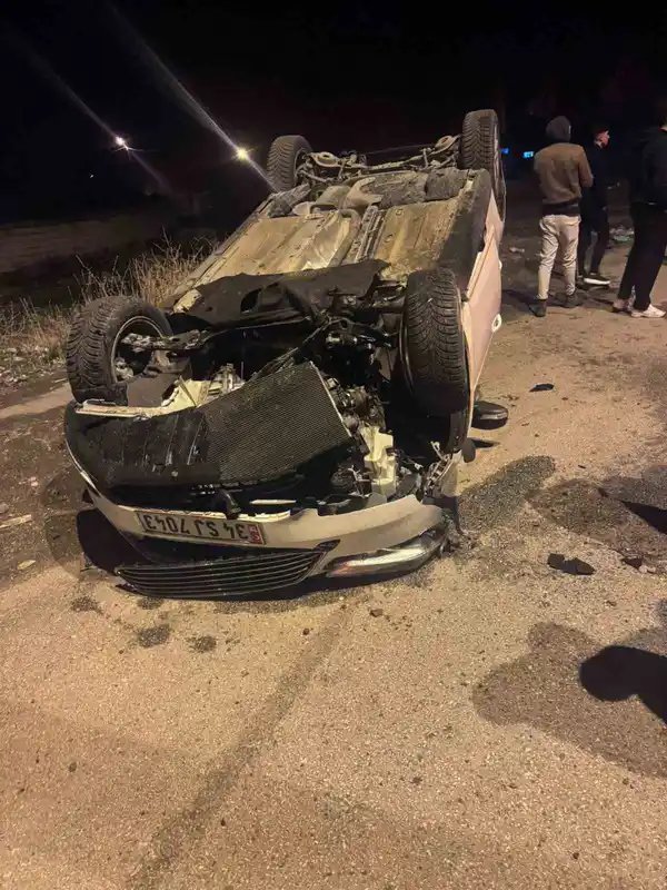 Ağrı’da kazada kaldırıma çarpan araç takla attı: 2 yaralı