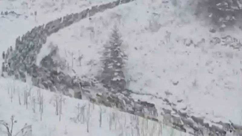 Anzer Yaylası’na kar yağdı, her yer beyaza büründü