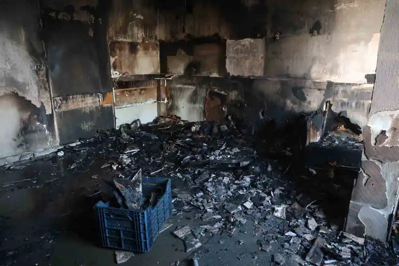 Ailecek gezmeye gitmişlerdi, eve geldiklerinde kullanılacak eşya kalmayan mutfakla karşılaştılar