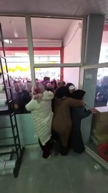 Ucuzu gören kadınlar ezilme tehlikesi atlattı