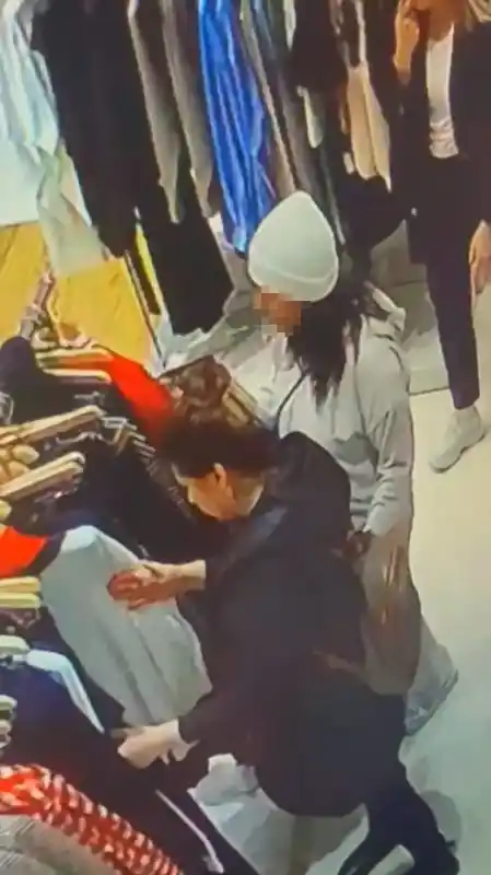 Kılıktıktan kılığa giren cep telefonu hırsızı kadın kamerada