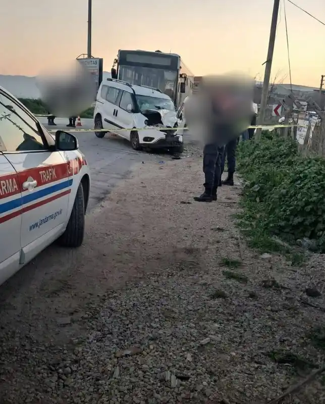 İzmir’de otobüs ile ticari araç çarpıştı: 1 ölü, 2 yaralı