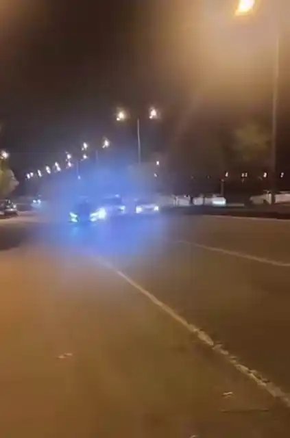 Yolu çekerken kaza anını kaydettiler