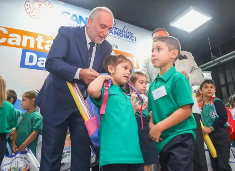 Başkan Sandıkçı: "Eğitim yolculuğunun her aşamasında öğrencilerimizin ve ailelerimizin yanındayız"