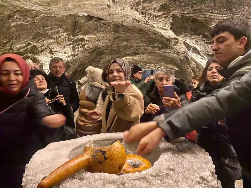 Yerin 150 metre altındaki bu mağarada şifa arıyorlar