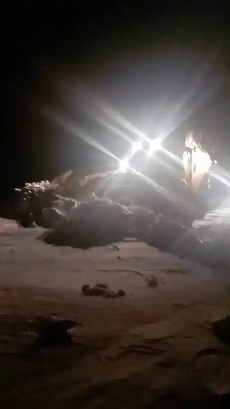 Tekman’da karla mücadele ekipleri kapalı mahalle yollarını açmak için seferber oldu