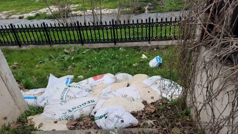 Bilecik’te yol kenarına atılan 15 çuval ekmek hamuru temizlendi