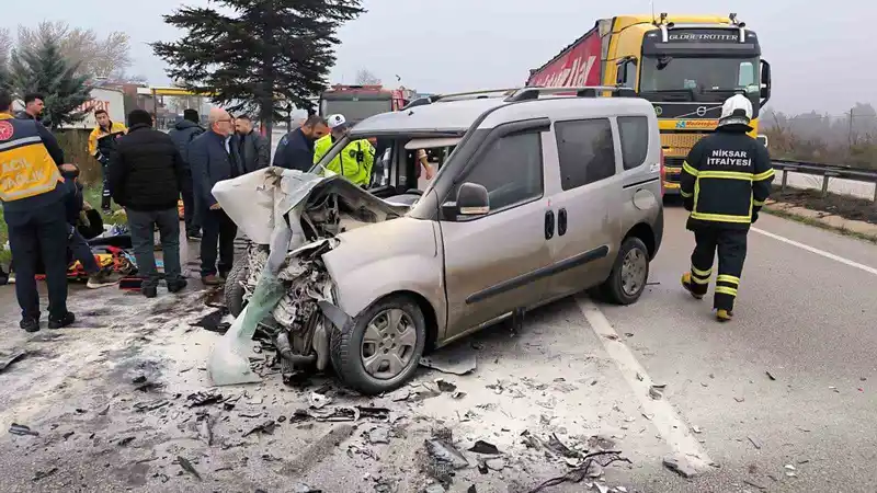 Tırla çarpışan hafif ticari araç alev aldı: 5 yaralı