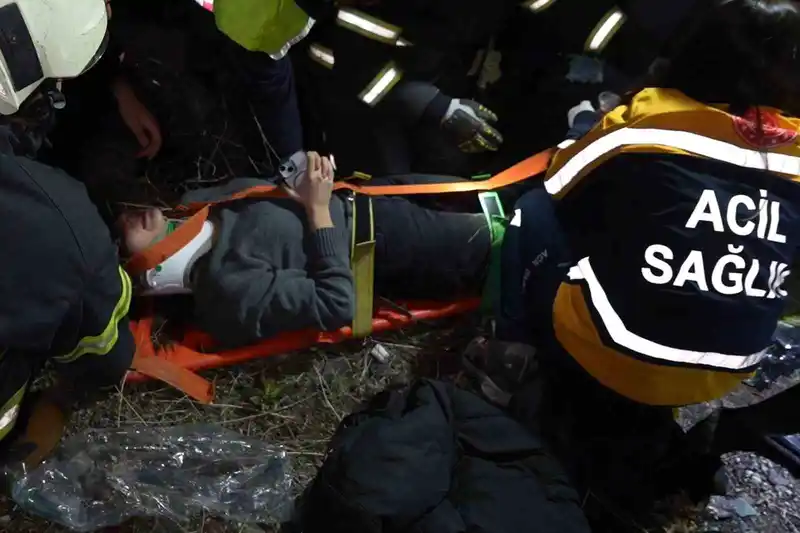 Takla atan otomobil hurdaya döndü: Aynı aileden 3 kişi yaralandı