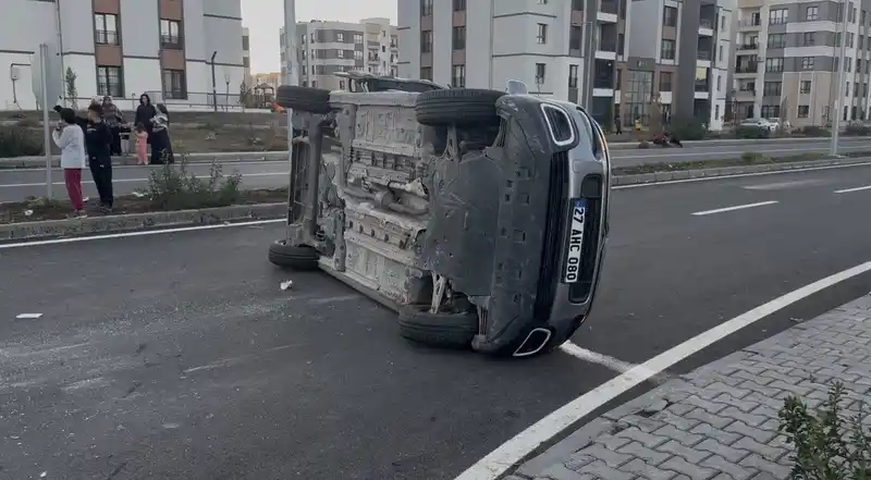 Diyarbakır’da trafik kazası: Araç yan yattı, 2 kişi yaralandı