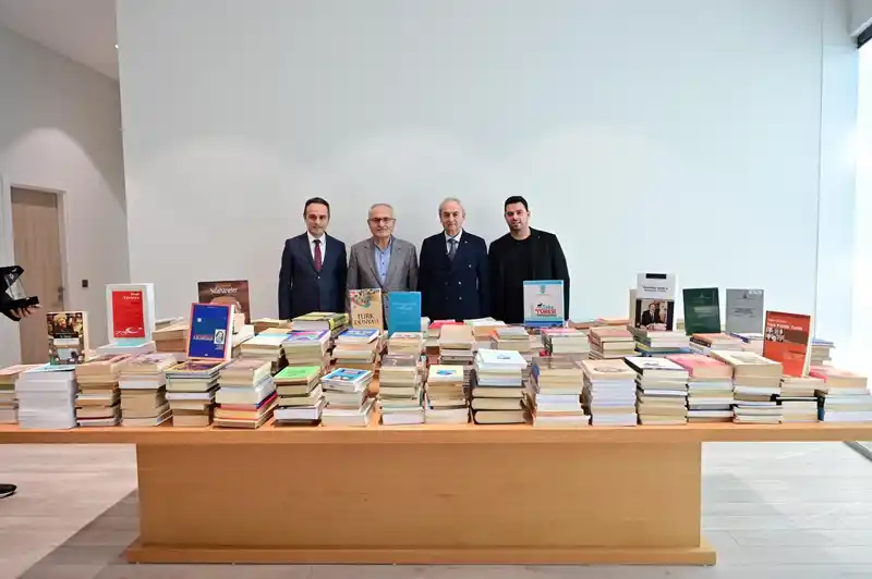 Prof. Dr. Fahrettin Tızlak’tan Antalya Kütüphanesi’ne 2000 kitaplık değerli bağış

