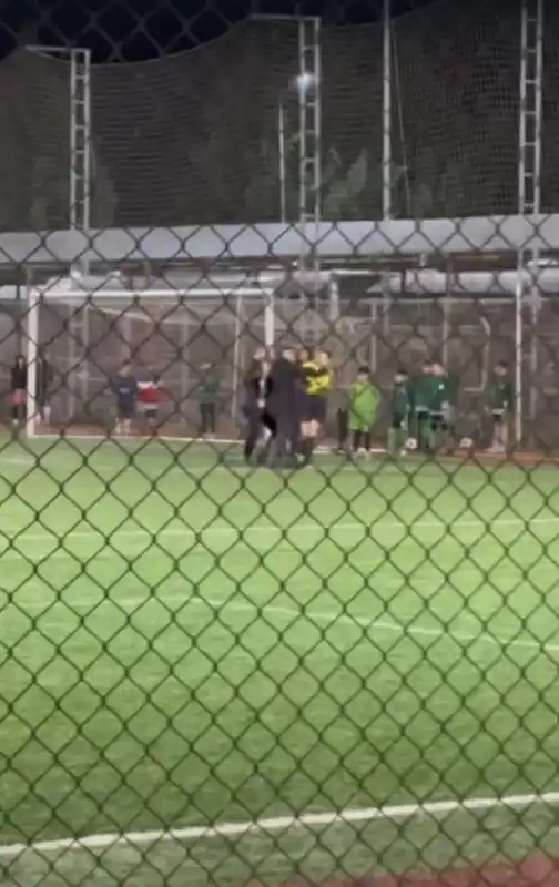 Çocukların maçında kadın hakeme şiddet