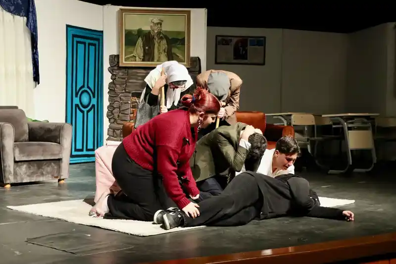 "Modem sustu, ev konuştu" tiyatro oyunu sahnelendi