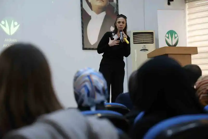 Otizmli yazar ebeveynlerle buluşarak otizmi anlattı