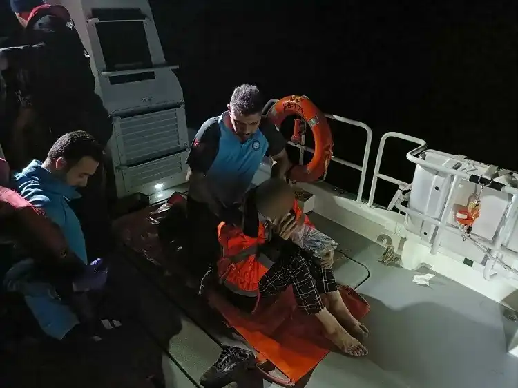 Ayvacık açıklarında ticari gemide yarlanan şahısın tıbbi tahliyesi yapıldı