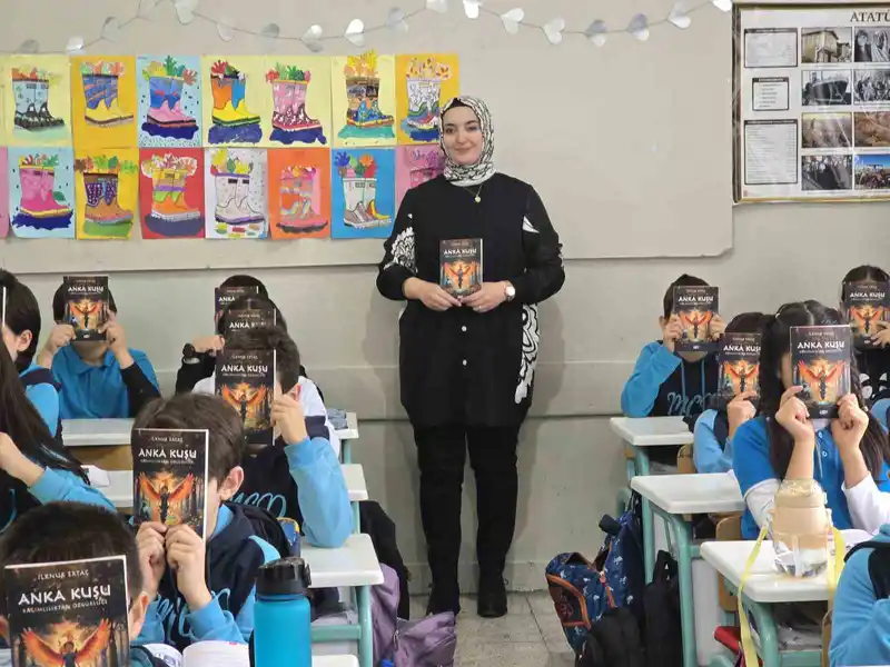 Ekran bağımlılığı haberinin etkisinde kaldı, kitap yazarak öğrencilerine yol gösterdi