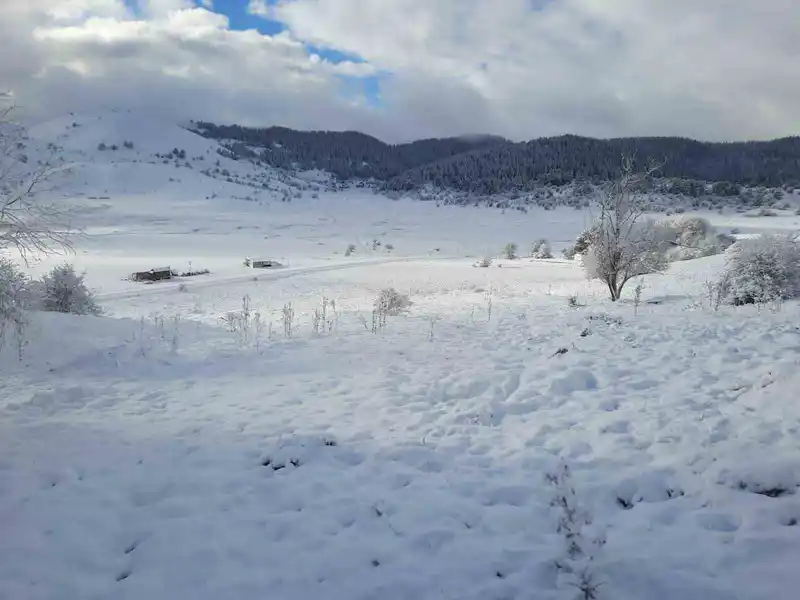 Abant ve çevresindeki yaylalar beyaza büründü