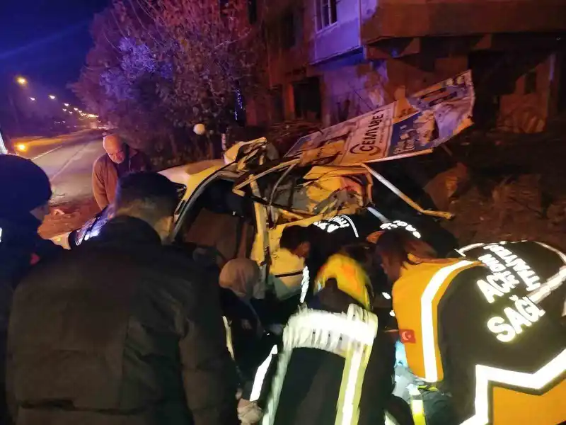 Araçta sıkışan sürücüyü itfaiye ekipleri kurtardı