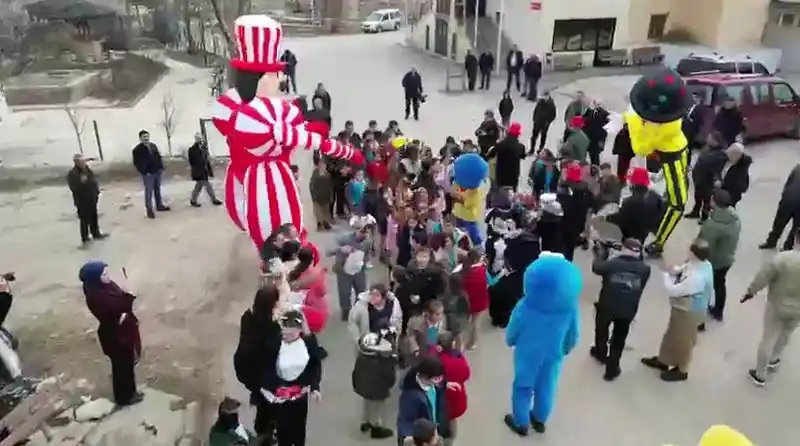 Perdede oyun köyde şenlik var