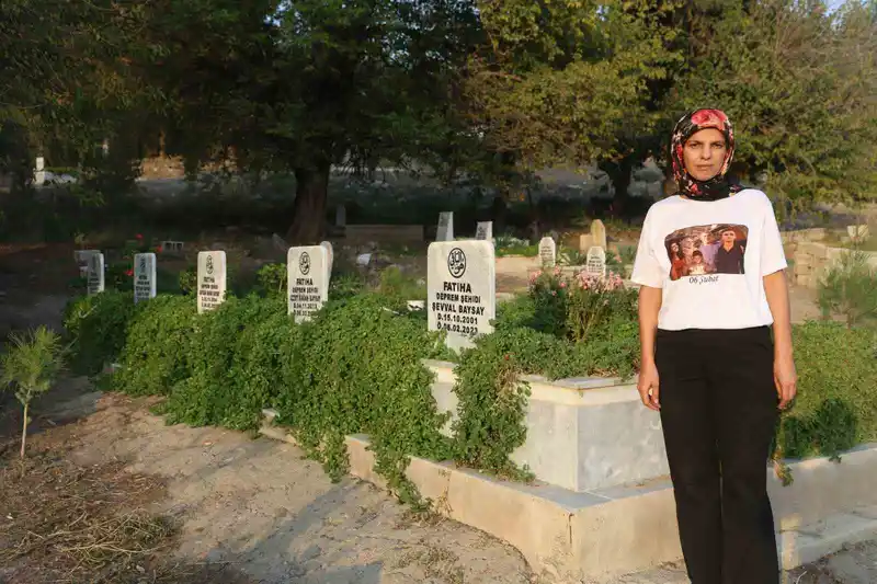 Enkaz altındaki kardeşiyle yaptığı konuşmayı unutamayan kadın, Yağmur Apartmanı’nda kaybettiği 13 yakını için adalet istiyor