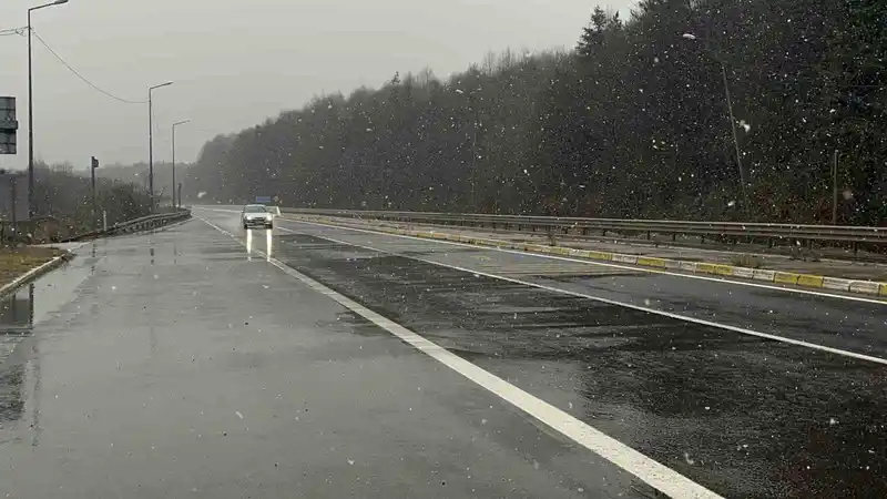 Bolu Dağı geçişinde kar yağışı etkili oluyor