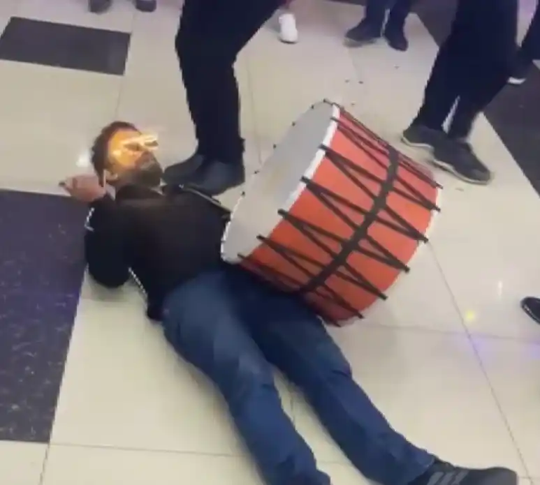 Elazığ’da düğünde davulcu performansı