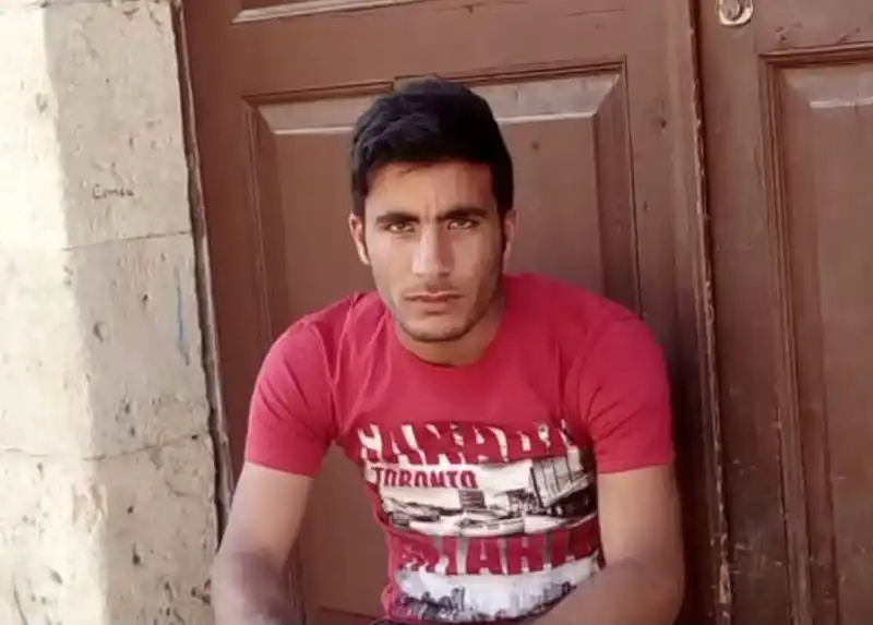 Ağabeyi geri manevra yaparken kamyonun altında kalan genç hayatını kaybetti