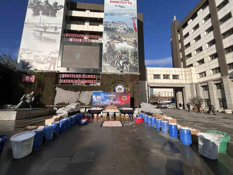 İstanbul’da ele geçirilen 1 ton 144 kilo uyuşturucu emniyette sergilendi