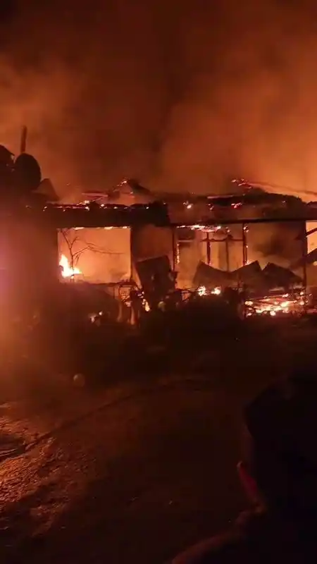 Edirne’de ahırda çıkan yangın 3 eve sıçradı