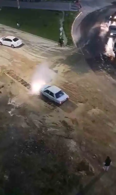 Krizi fırsata çevirdi, patlayan suda aracını yıkadı