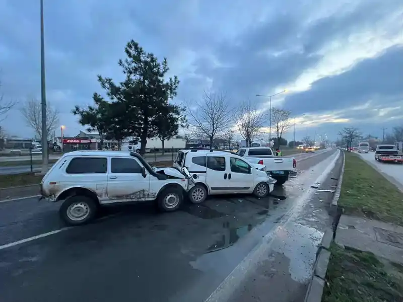Bolu’da 4 araç zincirleme kazaya karıştı, trafik kilitlendi