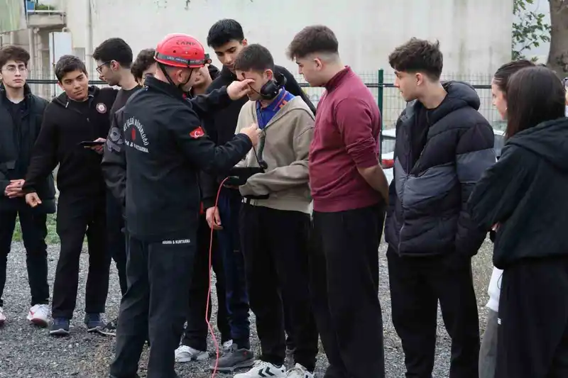 Ümraniye Belediyesi’nden liselerde arama kurtarma eğitimi