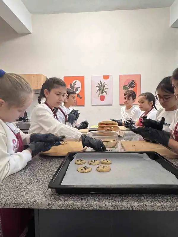 Kartepe’deki ilkokulda "Türkiye Yüzyılı Maarif Modeli" ile çok yönlü eğitim