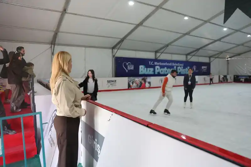 Merkezefendi’de buz pateni pisti açıldı